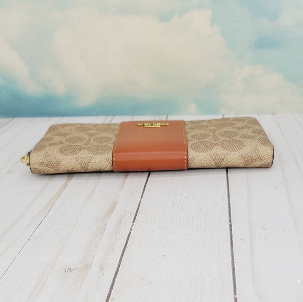 COACH Accordion Zip Wallet Signature - Picture 4 of 9